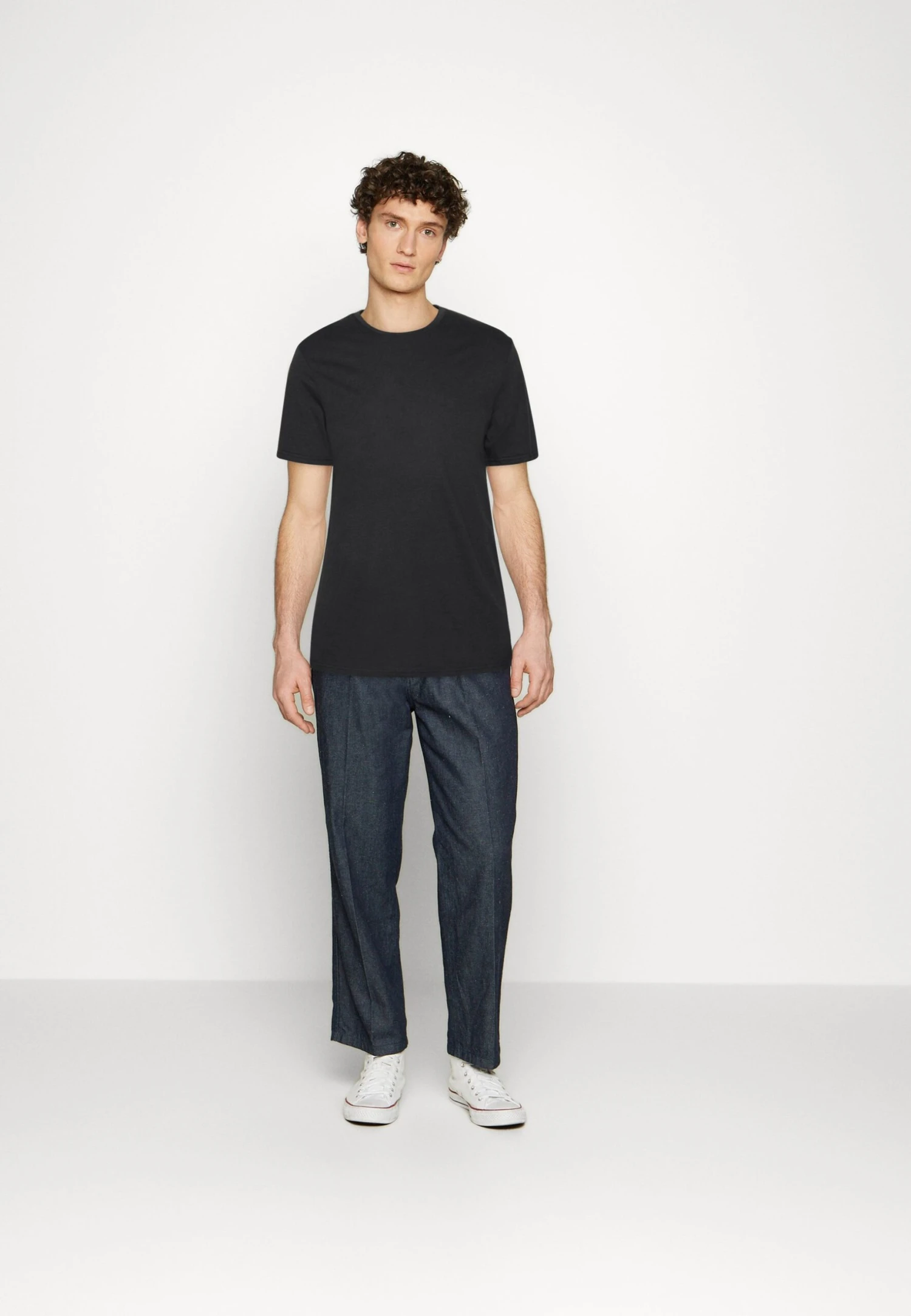 Pier One 5 Pack - T-Shirt Basic - White/Off-White/Light Grey/Beige/Black 3 Pier One 5 Pack - T-Shirt Basic - White/Off-White/Light Grey/Beige/Black