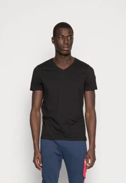 Pier One 3 Pack- T-Shirt Basic - Black 8 Pier One 3 Pack- T-Shirt Basic - Black -Pier One 3fa75a3949774380909723bffc57177e