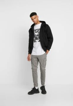 Pier One -Pier One bcf6802fe30f4fe39e862b57575270b4